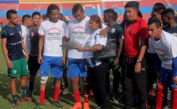 Realizan emotivo homenaje a Arnold Peralta en La Ceiba