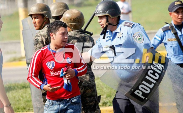 Imágenes: Piedras, armas y violencia en la pelea de barras previo al Real España-Olimpia