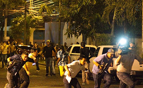 Zafarrancho entre barra del Real España y policía en el Morazán