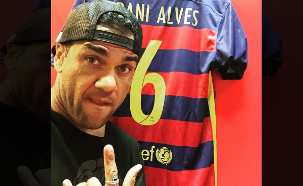 Dani Alves hereda el número '6' que dejó Xavi Hernández