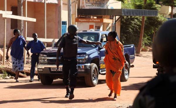 US First Lady Melania Trump (L) and Akie Abe, wife of Japanese Prime Minister Shinzo Abe (R) wave after looking at koi carps in a pond at the Japanese style annex inside the State Guest House in Tokyo on May 27, 2019. (Photo by Tomohiro Ohsumi / POOL / AFP)
