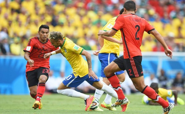 Con un agigantado Ochoa, México se le atraganta a Brasil