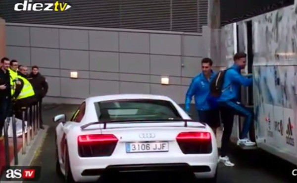 VIDEO: Camarógrafo hace enojar a Cristiano Ronaldo por interferir su paso