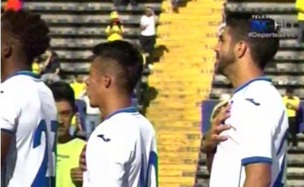 VIDEO: Cortan Himno de Honduras mientras jugadores cantaban