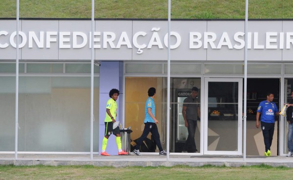 Willian posible sustituto de Neymar, abandona entrenamiento