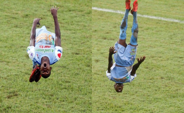 Kevin Johnson y su acrobática celebración en Liga de Ascenso