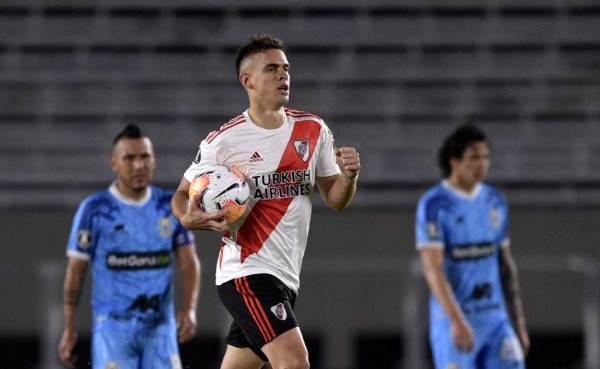 Argentina's River Plate forward Rafael Borre (C) celebrates after scoring the team's second goal against Peru's Deportivo Binacional during the Copa Libertadores group D football match at the Monumental stadium in Buenos Aires, Argentina, on March 11, 2020. (Photo by JUAN MABROMATA / AFP)