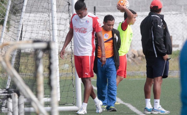 Carlo Costly recae de su lesión y es duda para el clásico ante Real España