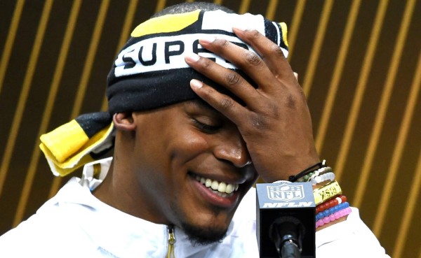 Cam Newton utiliza pulseras para obtener buena suerte en los partidos