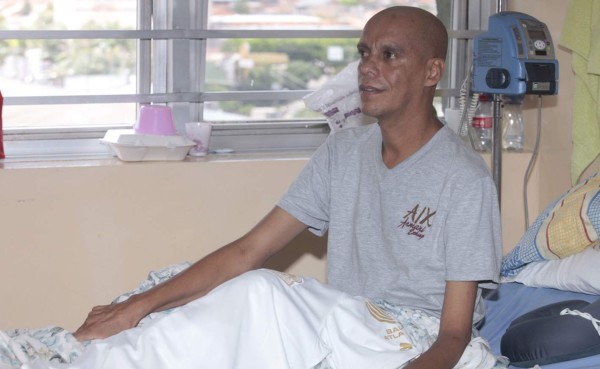 Reneau sufre infarto en El Salvador, pero está fuera de peligro