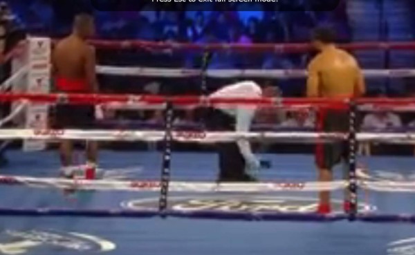 Se le cae el teléfono en pleno combate