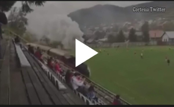 Tren pasa por una cancha de fútbol mientras se disputaba un partido de fútbol