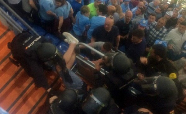VIDEO: Fuerte pelea entre policías de Madrid y aficionados del Manchester City