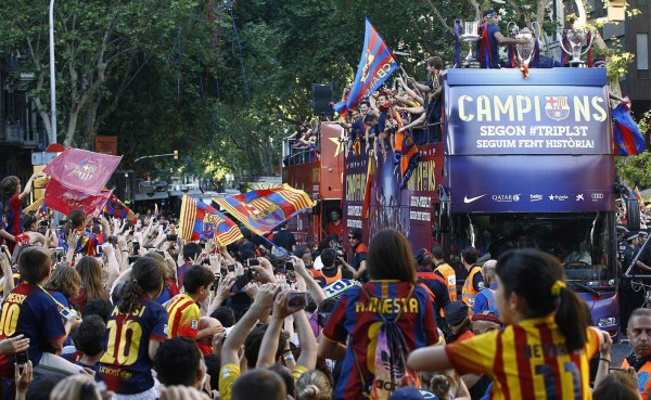 Espectacular recibimiento al Barcelona tras ganar triplete