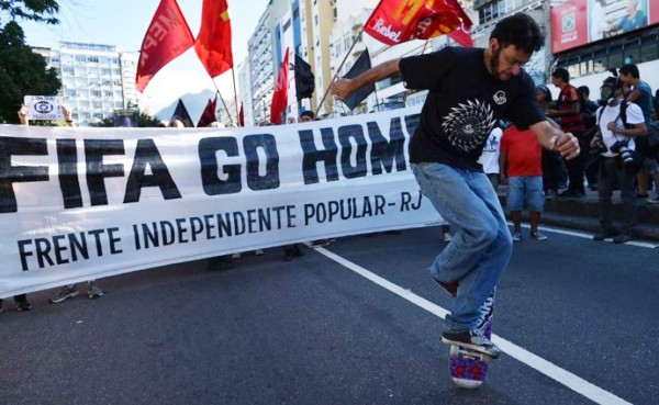 Fuertes protestas en las afueras del Maracaná previo a la final