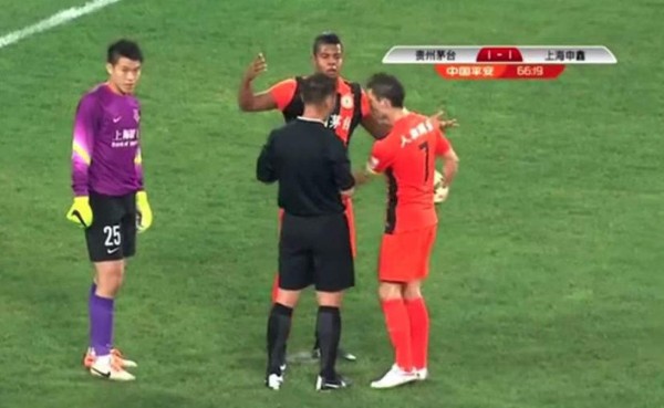 VIDEO: En China, futbolista se pelea por patear penal y ¡lo falló!