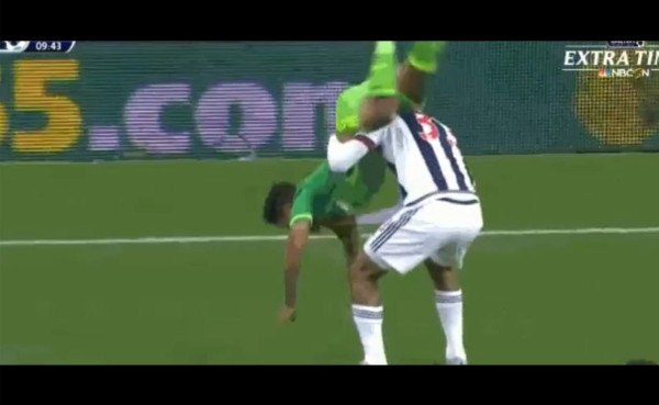 VIDEO: Salva a jugador rival de una lesión con acrobática acción