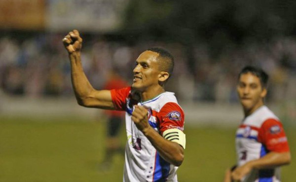 Los líderes cedieron terreno en el torneo Clausura del fútbol salvadoreño