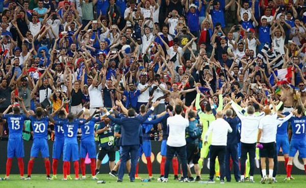 Jugadores de Francia imitan el grito de Islandia con sus aficionados&nbsp;&nbsp;