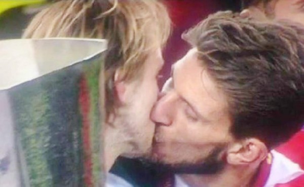 VIDEO: Rakitic explicó el beso apasionado con Carriço