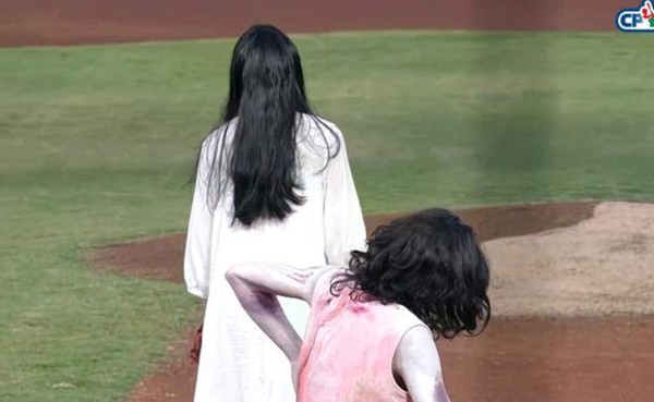 VIDEO: Insólito inicio de partido de baseball de China entre zombies