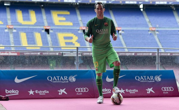 Claudio Bravo fue presentado como nuevo portero del Barcelona
