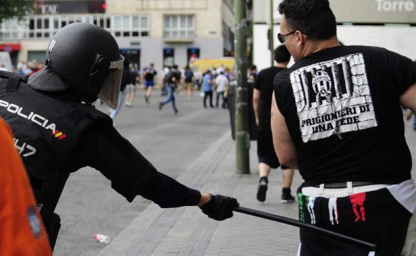 La Policía de Madrid reaccionó rápido y puso orden en las afueras del Santiago Bernabéu. Foto AFP