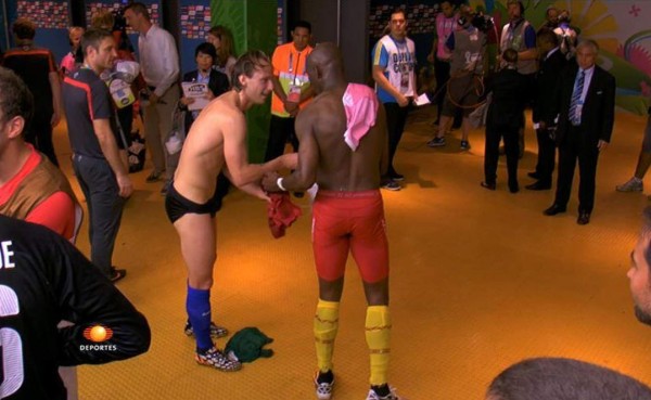 VIDEO: Rakitic y M'Bia intercambiaron hasta los pantaloncillos&nbsp;
