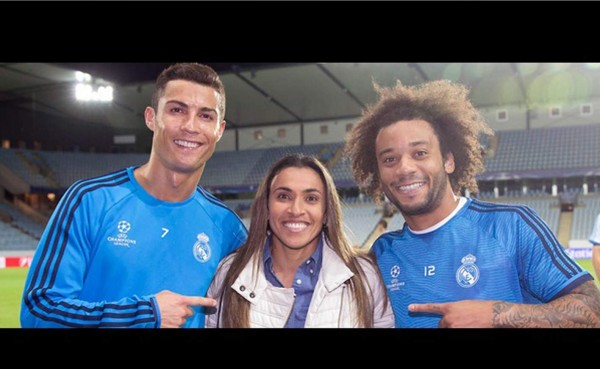 VIDEO: Marta visita a sus ídolos del Real Madrid en Malmo