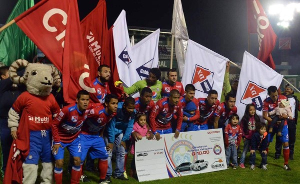 El Xelajú de José Mendoza se mantiene en el liderato del fútbol de Guatemala