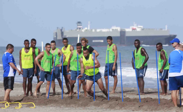 Selección de Honduras entrena en las playas.