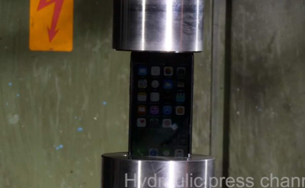 Ponen a prueba un iPhone 7 con el poder de una prensa hidráulica