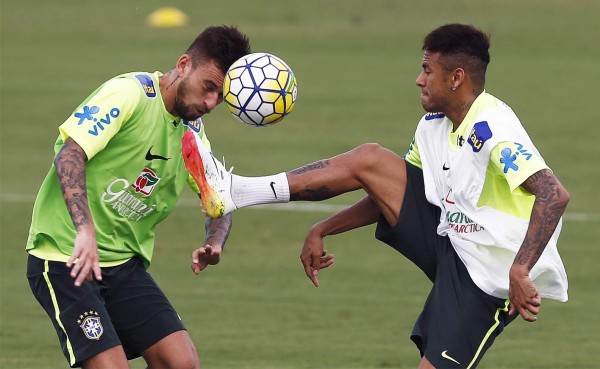 Neymar se entrena con normalidad pese a sufrir molestias musculares