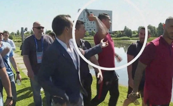Subastan micrófono que Cristiano Ronaldo lanzó al lago en la Eurocopa