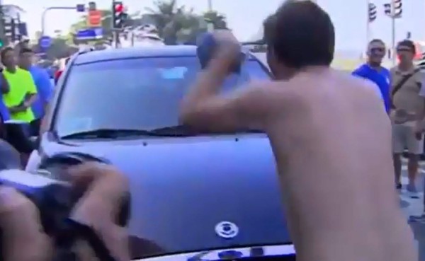 VIDEO: Confunde a Van Persie con Robben y le reclama el 'clavado'