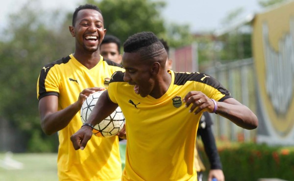 VIDEO: Los jugadores del Real España le dan la bienvenida a Bryan Róchez