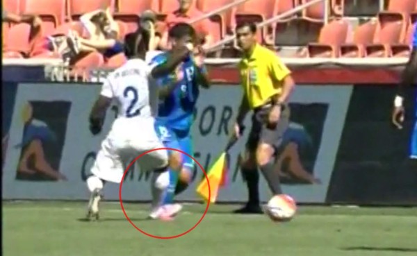 VIDEO: La durísima entrada de Okwuonu contra Marcelo Pereira