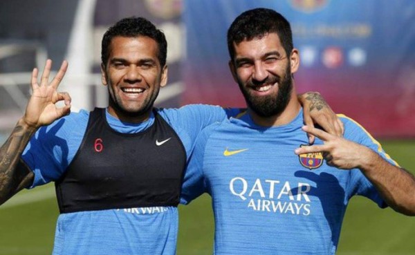 Barcelona se plantea las salidas de Dani Alves y Turam