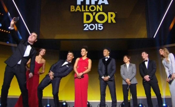La selfie del presentador de la Gala del Balón de Oro con Cristiano Ronaldo