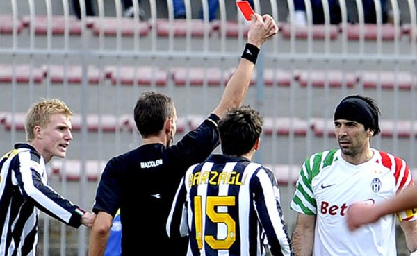 FIFA suprimirá con condiciones el triple castigo: penalti, roja y suspensión