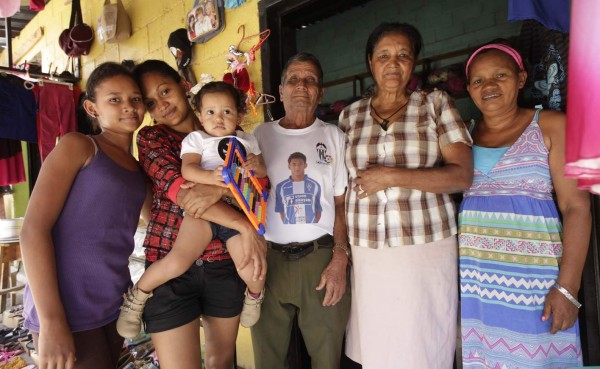 La familia de Anthony Lozano le pide tres goles al 'Choco'