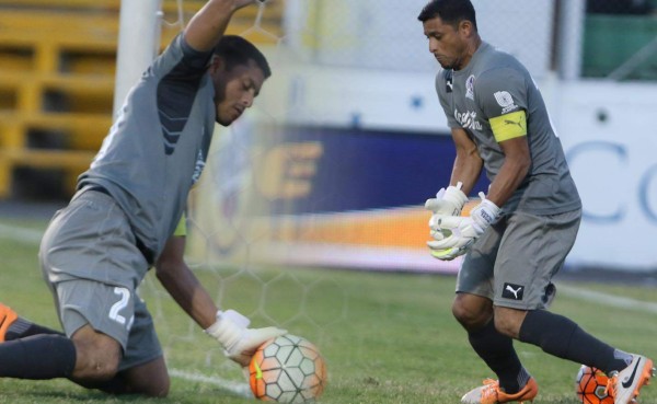 Fotos: Así fue la jugada en la que Noel Valladares se equivocó y corrigió un grave error