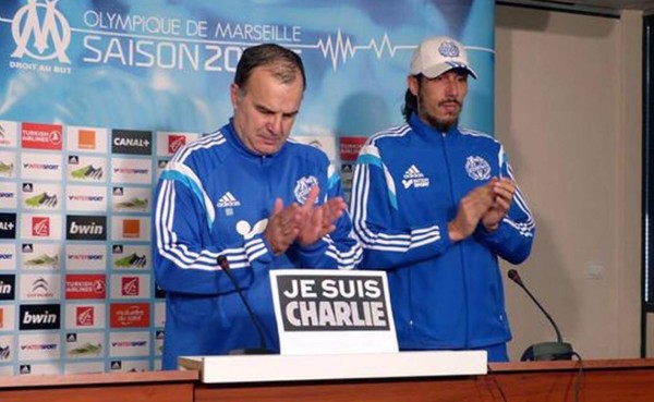 VIDEO: Marcelo Bielsa rindió homenaje a víctimas de revista Charlie Hebdo