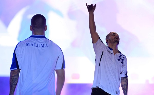 Maluma se pone la camisa de la Selección de Honduras en concierto