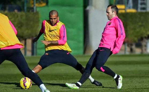 Iniesta sufre una contusión y Alves ya entrena normal con el Barcelona
