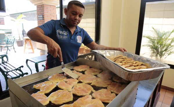 Pollo a la plancha le preparan a los jugadores del Olimpia