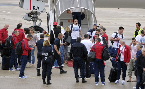 Unos 200 aficionados reciben a la selección francesa en París