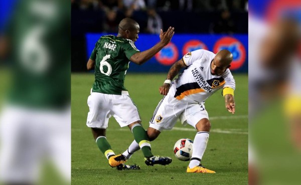 Nigel de Jong le hace fuerte entrada a jugador del Portland