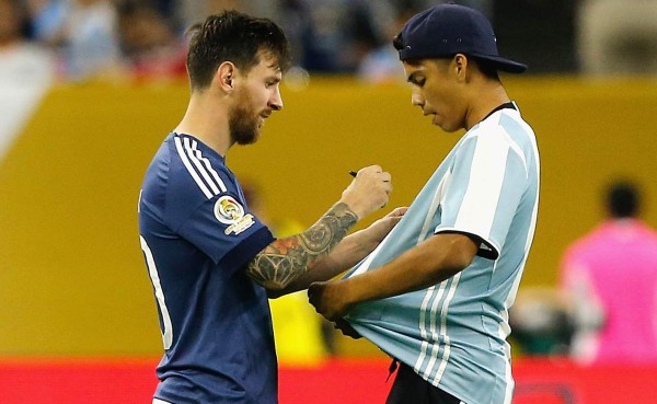 VIDEO: Messi le autografió la camiseta a un con espontáneo que saltó al campo en Houston