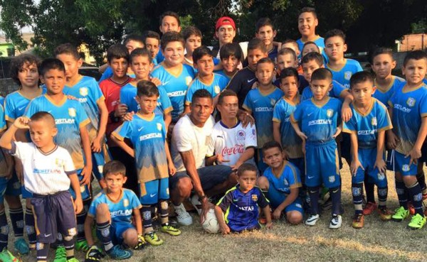 Carlo Costly cumplió su promesa y se fue a conocer a Elmer 'Meme' Espinal